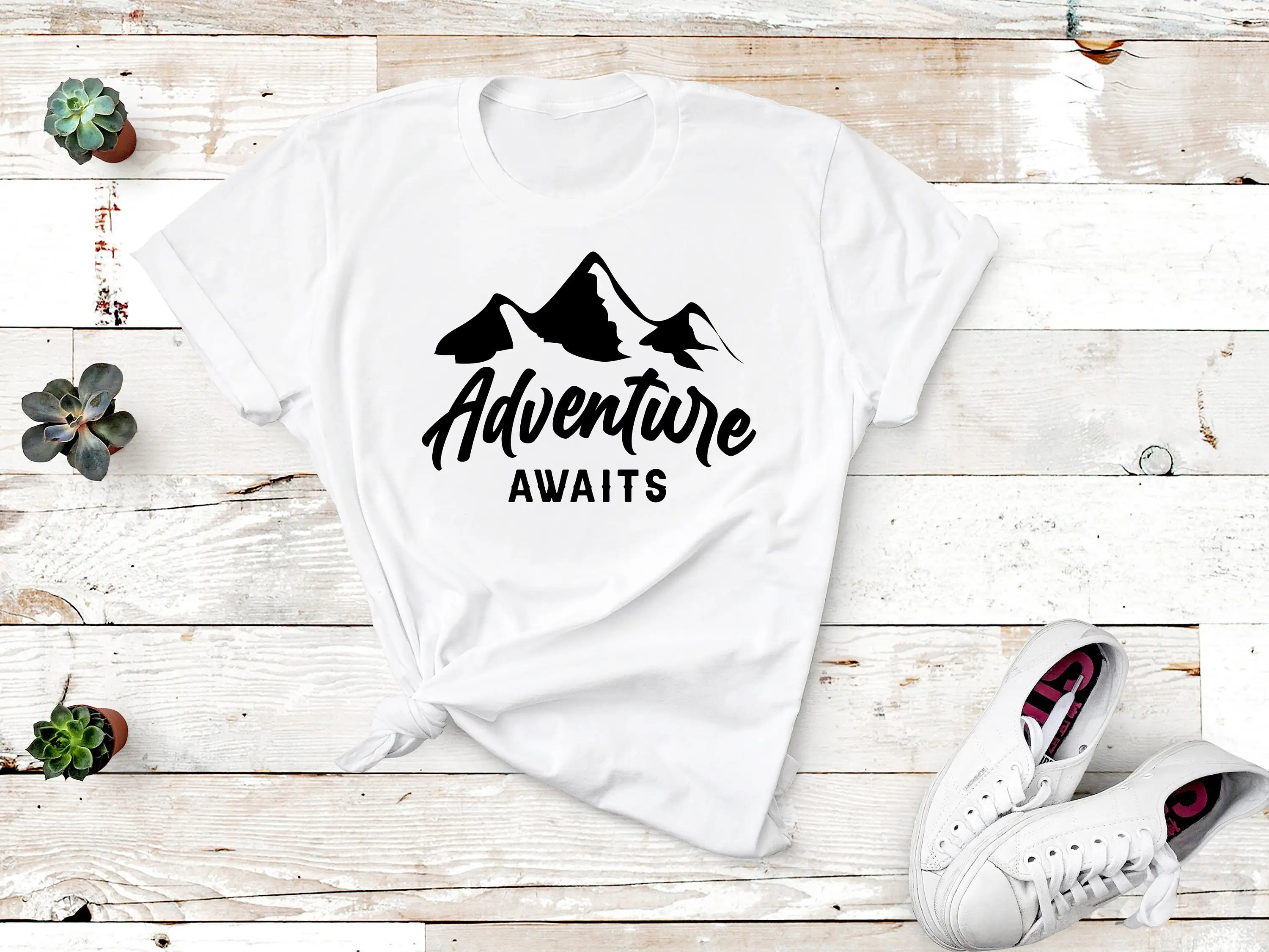 Adventure Awaits T Shirt Hikin - Outdoor Adventure Mountaintop Backpack recensie en prijs